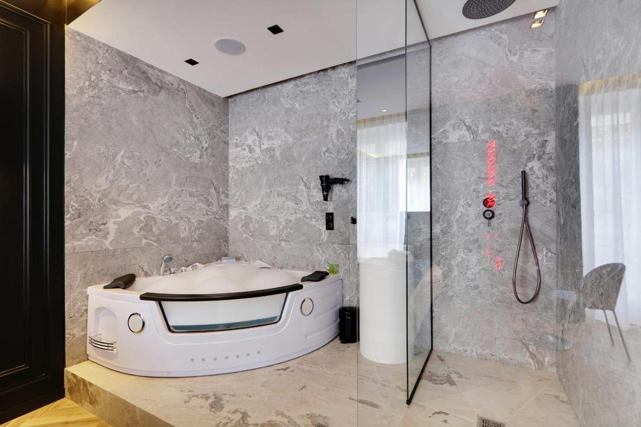 Couples Getaway Unit With Jacuzzi - City Center Париж Екстериор снимка