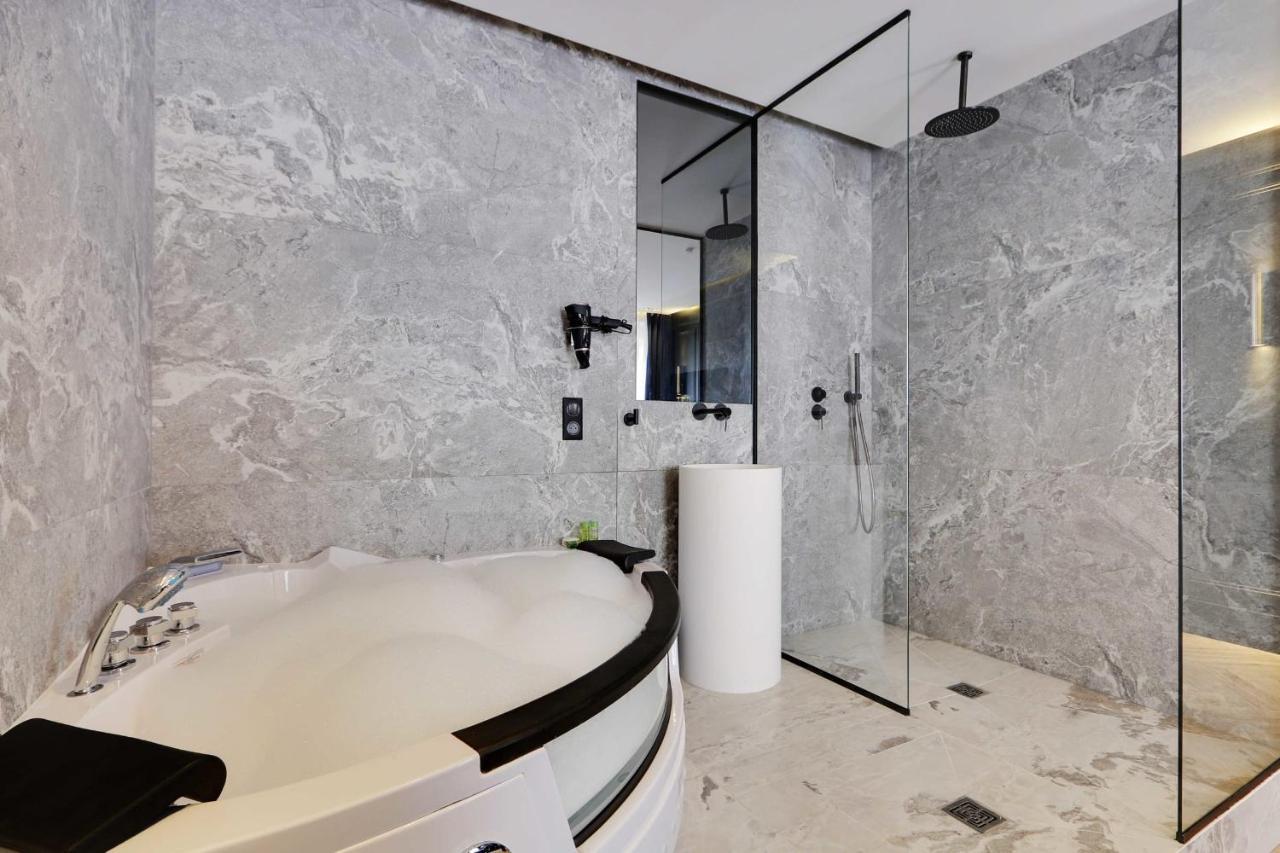 Couples Getaway Unit With Jacuzzi - City Center Париж Екстериор снимка